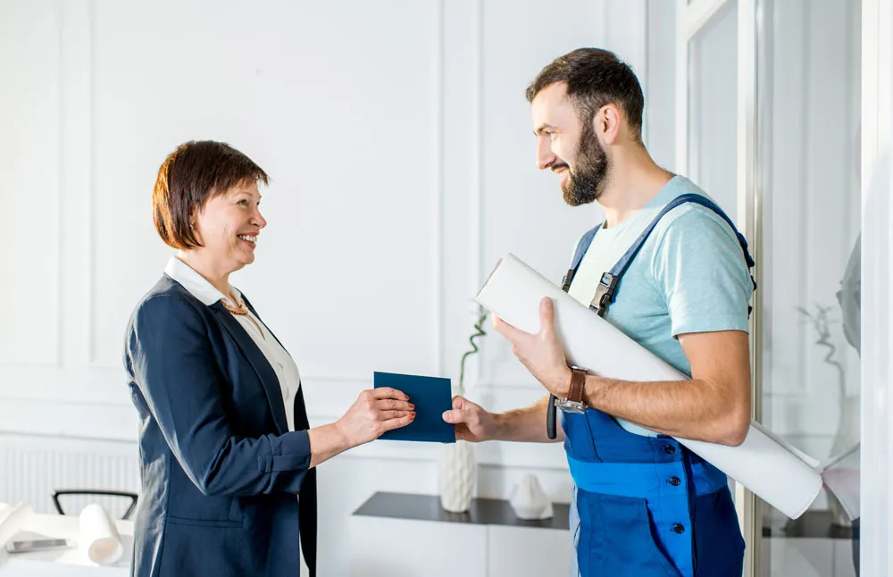 Seher Imagebild WEG-Verwaltung Wohnung Gespräch mit Handwerker